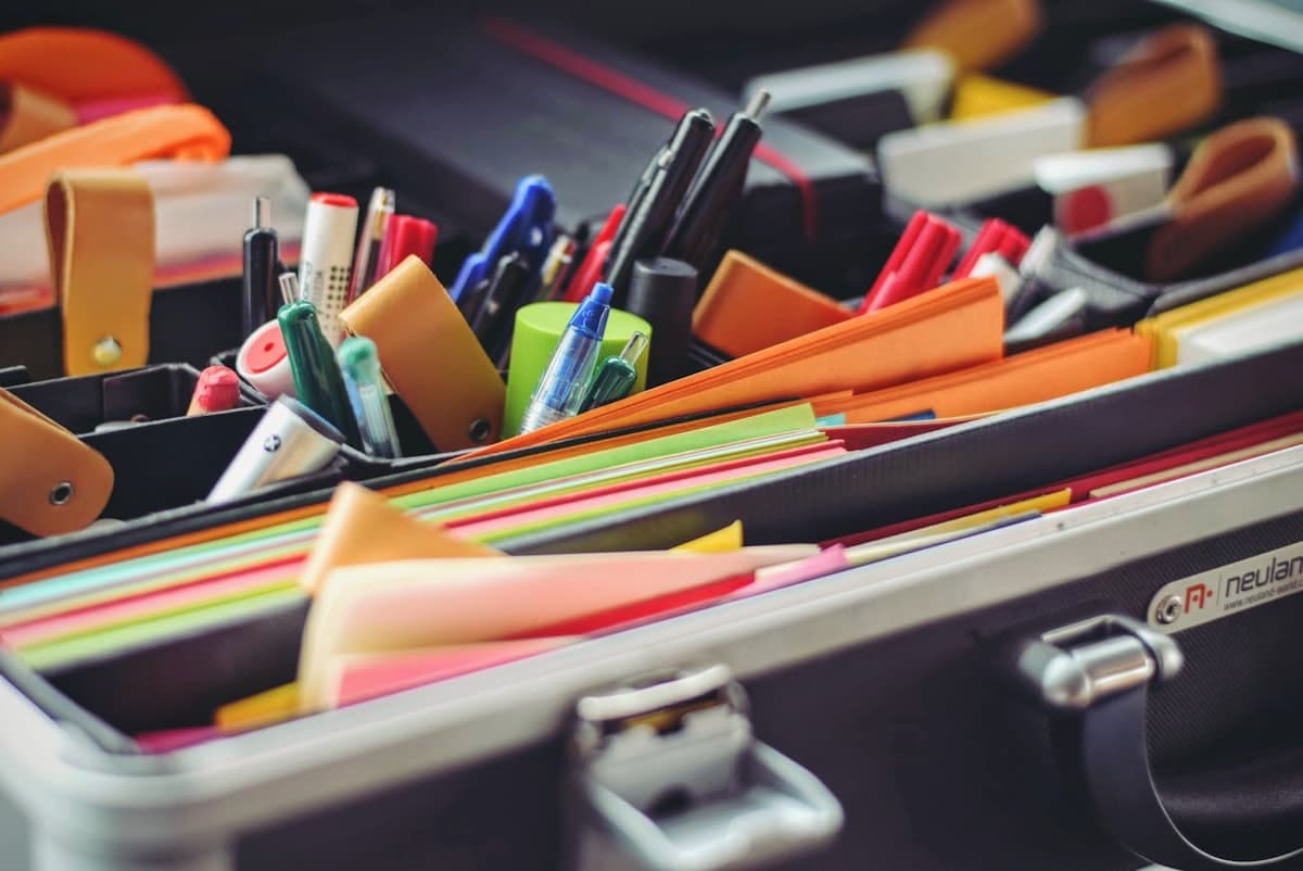 أدوات مكتبية وبطاقات ملوّنة