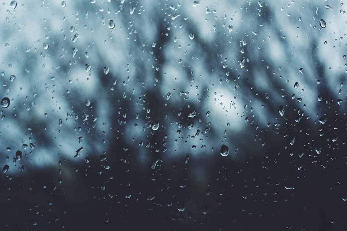 قطرات مطر على زجاج النافذة
