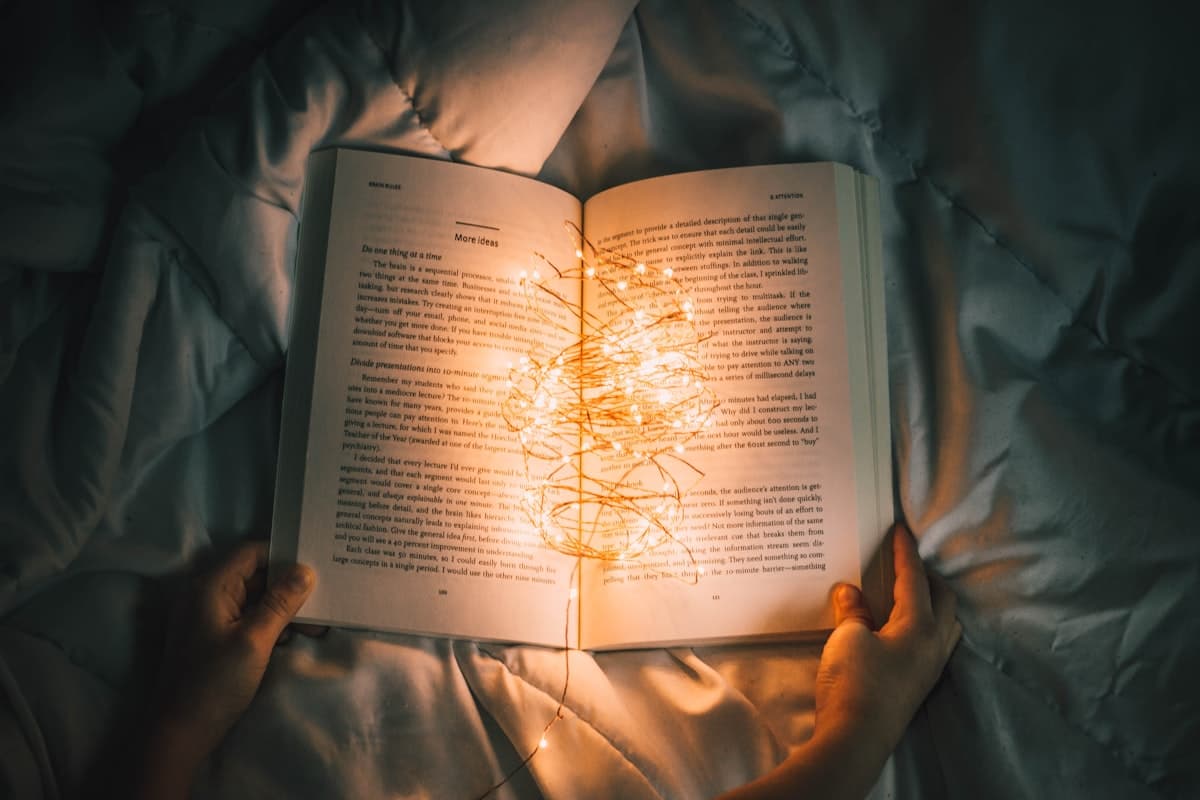 كتاب مفتوح يشعّ منه ضوء
