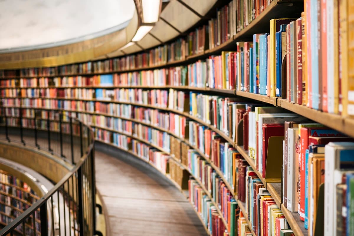 رفوف كتب ممتدة في مكتبة