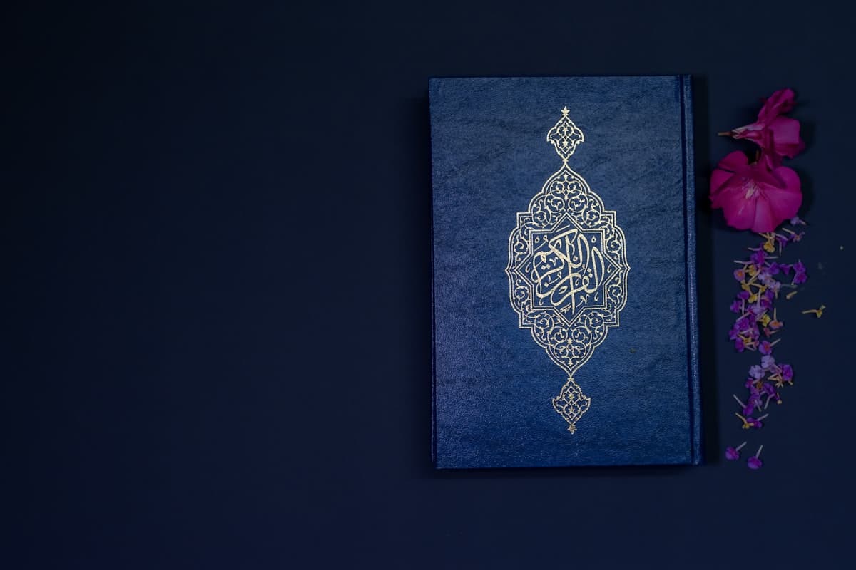 مصحف مغلّف بزخارف ذهبية