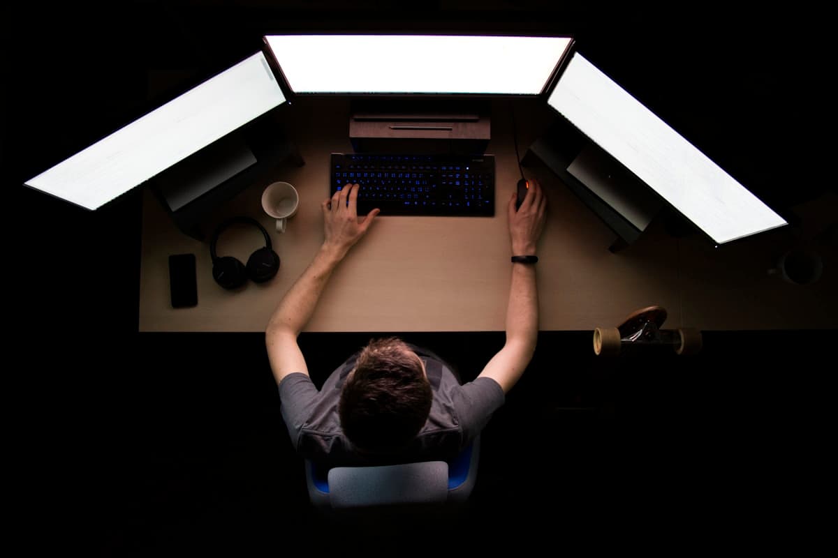 شخص يعمل على مكتبه مضاءً من الأعلى