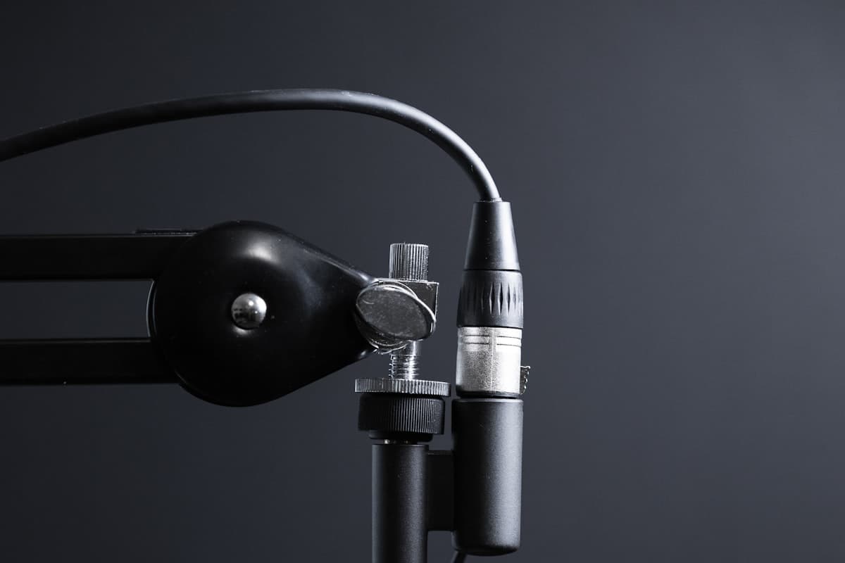 ميكروفون تسجيل مثبّت على ذراع معدنية