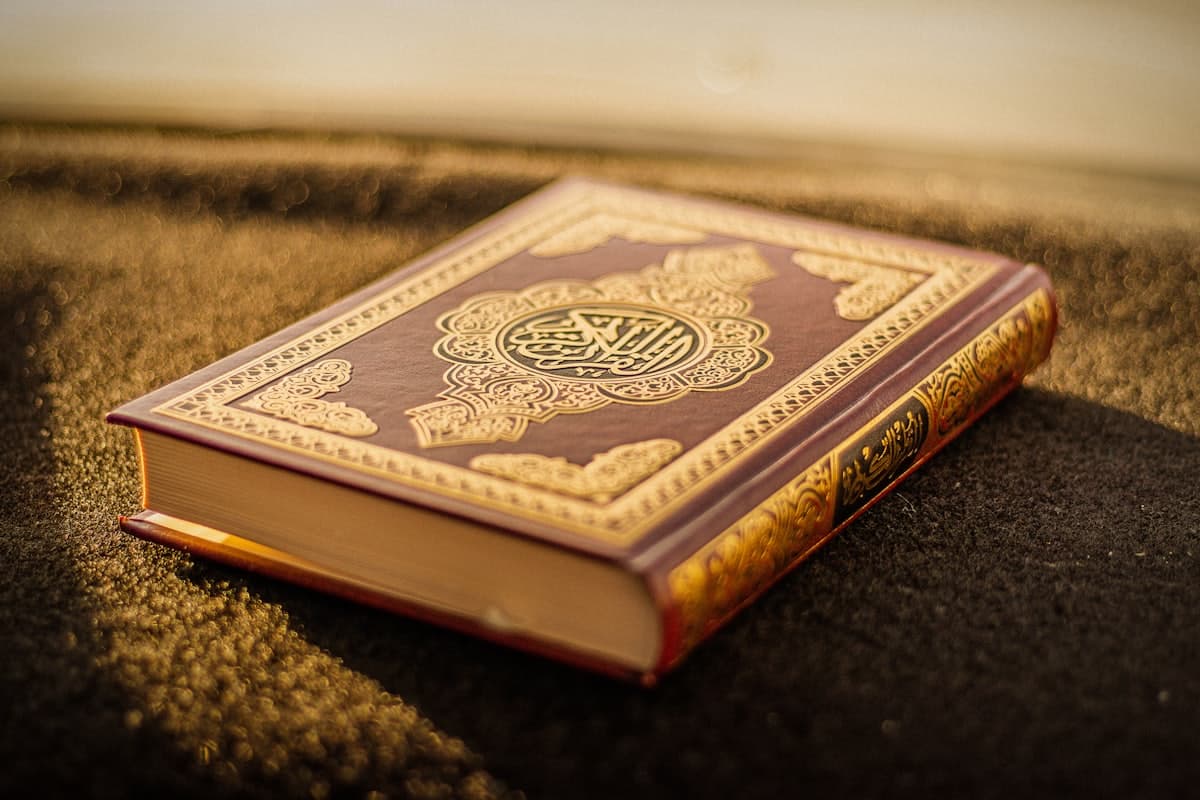 مصحف مفتوح على سطح خشبي