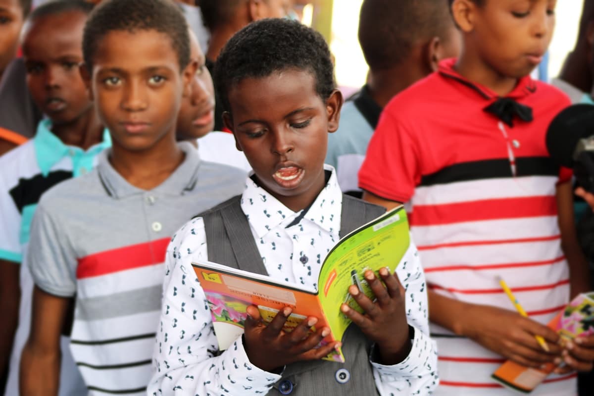 أطفال يقرأون كتبًا ملوّنة معًا