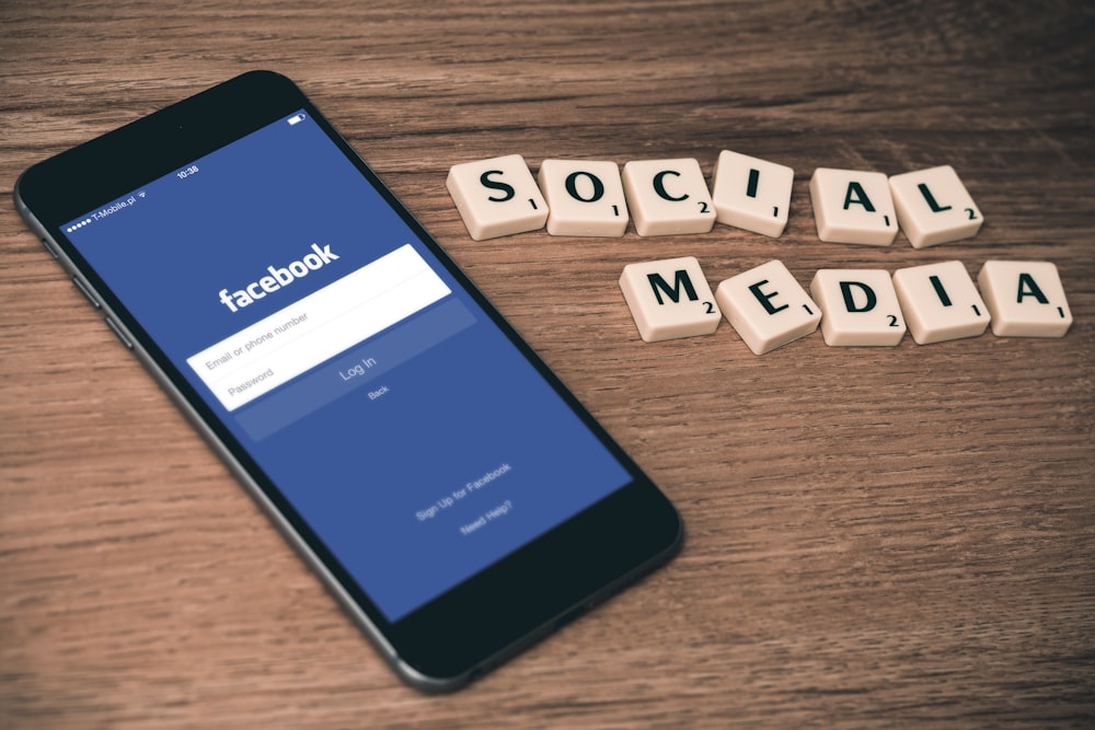 هاتف وحروف مكوّنة لكلمة social media