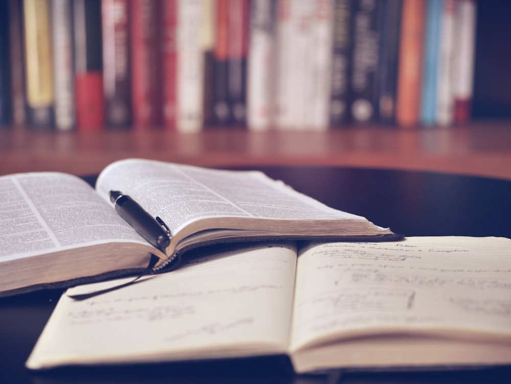 كتب مفتوحة وكراسة ملاحظات