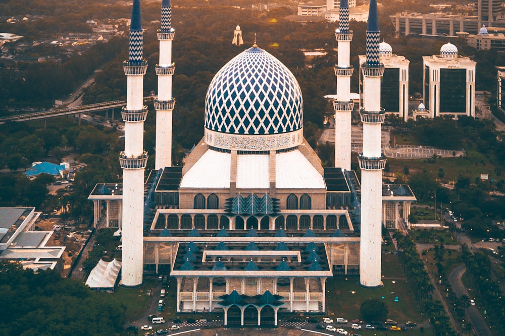 مسجد كبير وقت الغروب