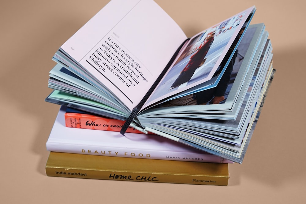 كتب مفتوحة فوق بعضها