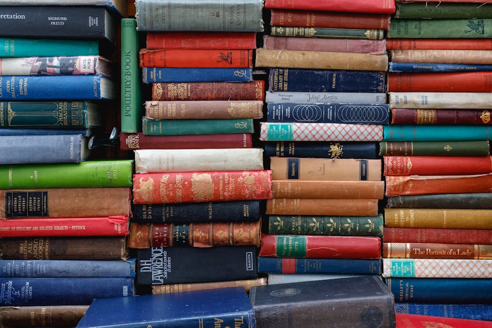 كتب قديمة مرصوصة بألوان متنوّعة