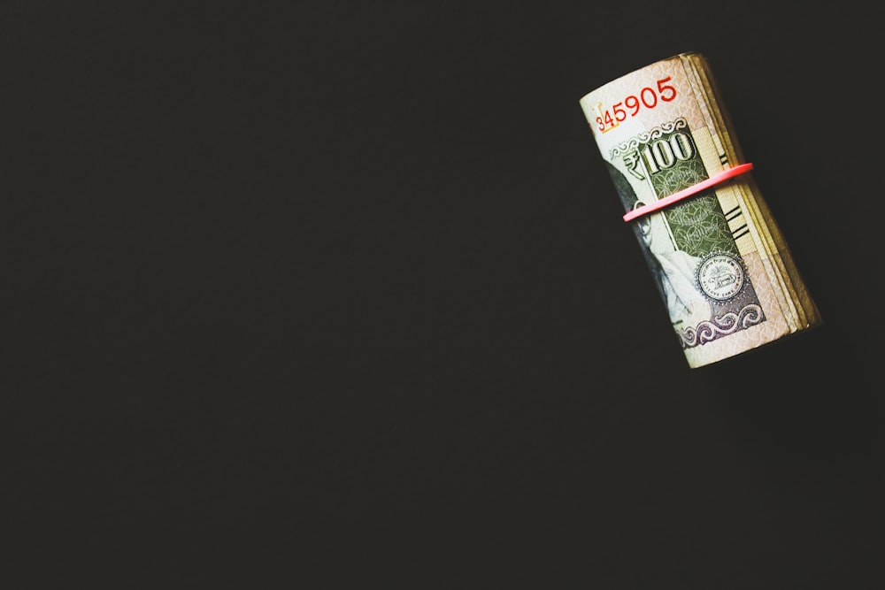 أوراق نقدية ملفوفة برباط