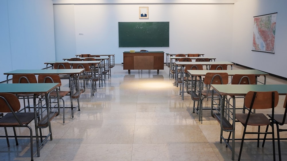 فصل دراسي تقليدي بمقاعد كثيرة