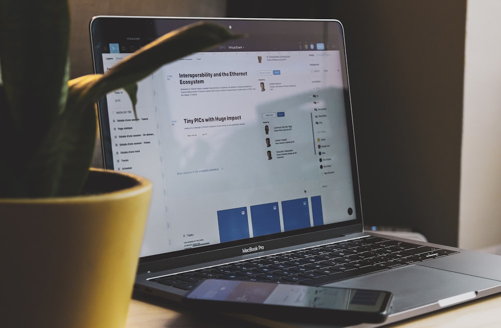 شاشة لابتوب تعرض لوحة بيانات منظّمة